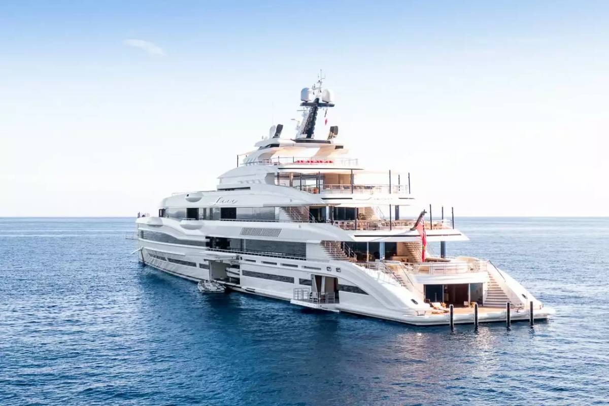 Benetti Yacht Lana, un superyacht di lusso di 107 metri, naviga in acque aperte. Questo yacht iconico rappresenta l'eccellenza nella costruzione di yacht di lusso, con interni lussuosi, design innovativo e prestazioni eccezionali.