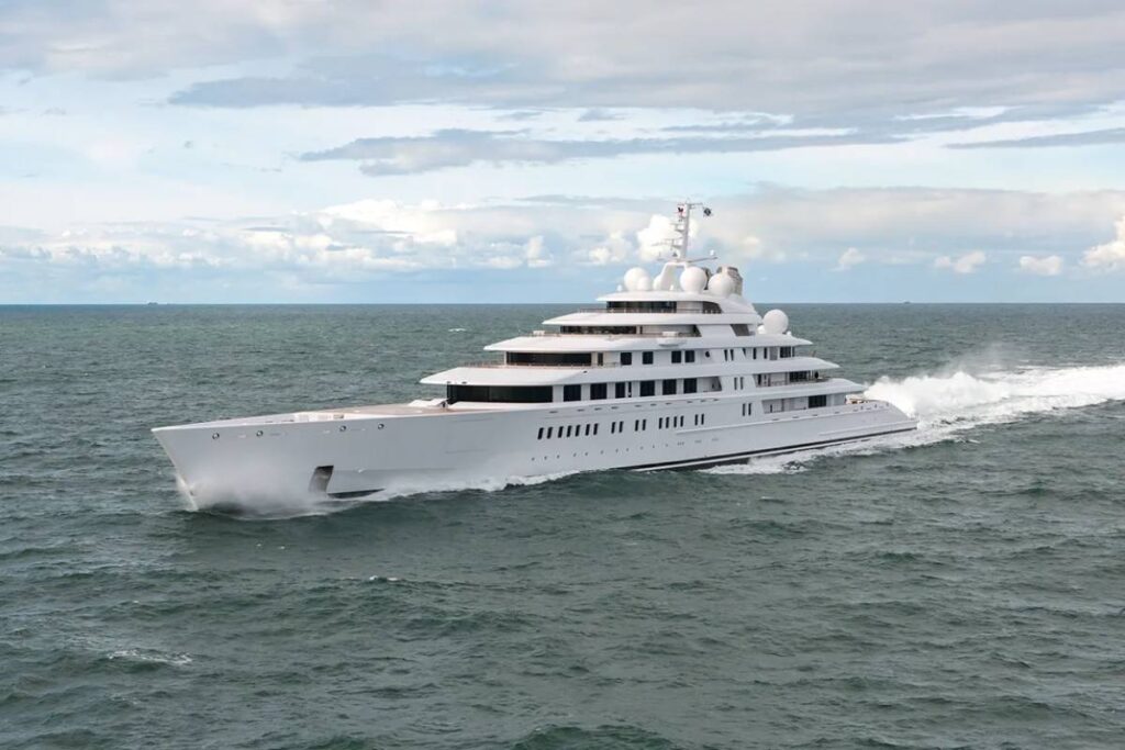 Superyacht Azzam di Lürssen, il più lungo yacht di lusso al mondo, naviga in mare aperto. Questo yacht iconico rappresenta l'eccellenza nella costruzione di superyacht di lusso con design innovativo e prestazioni eccezionali.