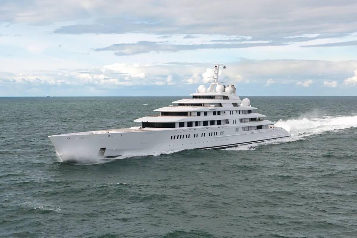 Superyacht Azzam di Lürssen, il più lungo yacht di lusso al mondo, naviga in mare aperto. Questo yacht iconico rappresenta l'eccellenza nella costruzione di superyacht di lusso con design innovativo e prestazioni eccezionali.