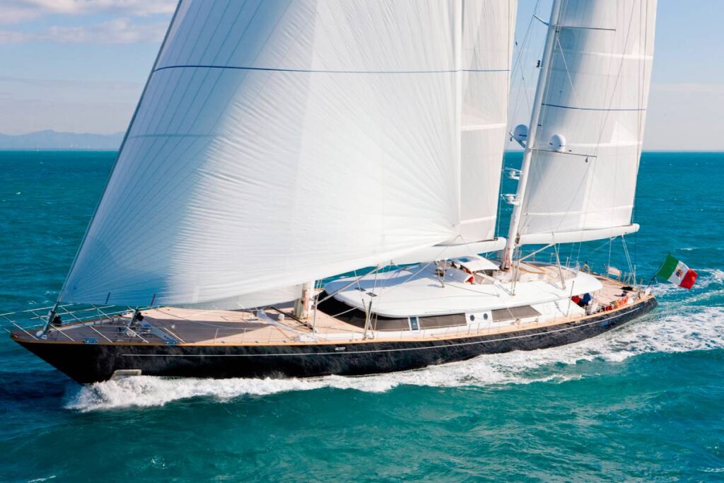 Veliero di lusso costruito da Perini Navi, uno yacht a vela che rappresenta l'eccellenza nella nautica di lusso italiana. Navigazione su mare aperto con eleganti vele bianche, simbolo di innovazione e design straordinario.