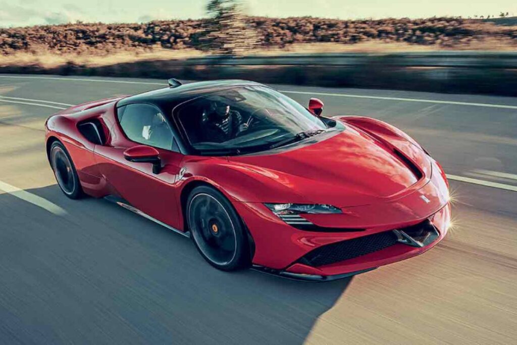 Ferrari SF90 Stradale, una supercar di lusso rossa su strada, espressione di design iconico e tecnologia ibrida avanzata, catturata in movimento su una strada aperta.