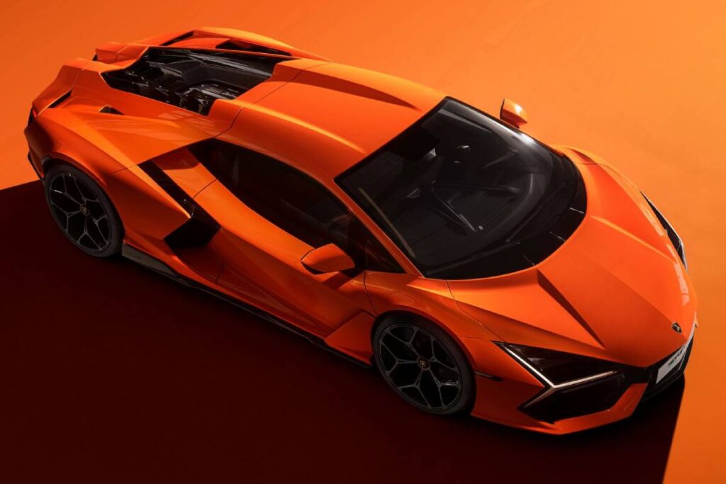 Lamborghini supercar arancione in vista dall'alto, che combina potenza, design audace e tecnologia all'avanguardia, espressione di lusso italiano.