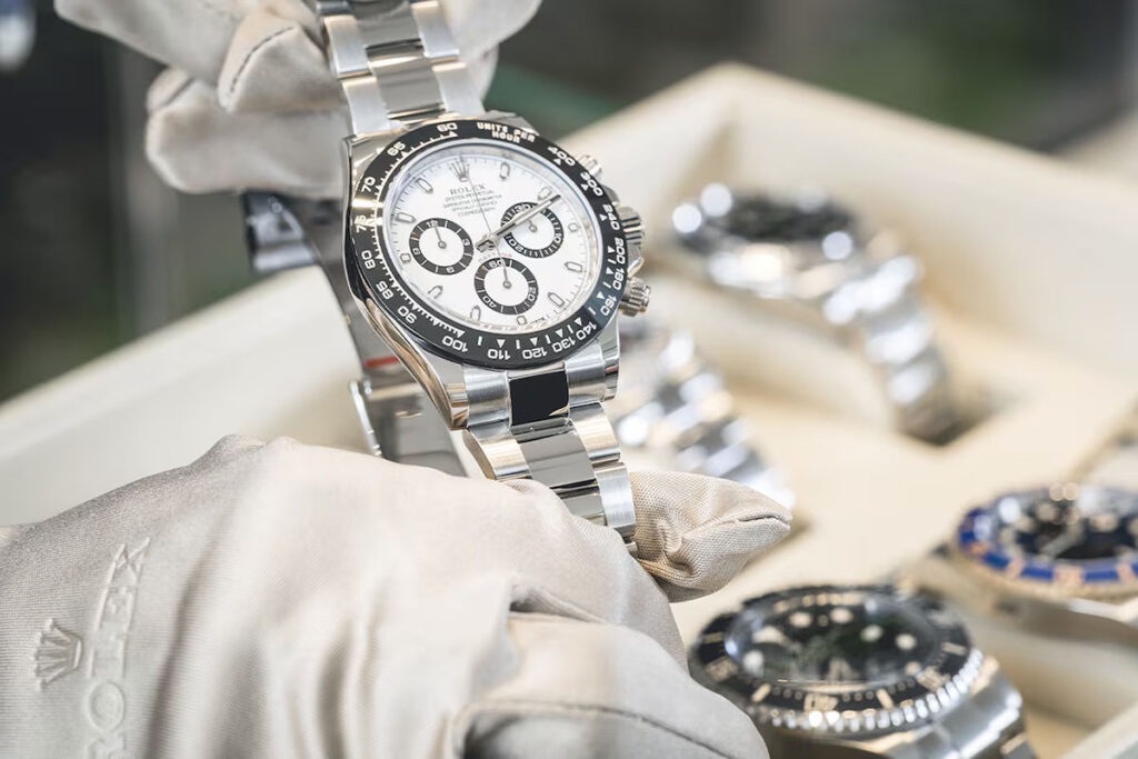 Primo piano di un Rolex Daytona in acciaio inossidabile, orologio di lusso e investimento ideale per collezionisti e appassionati.