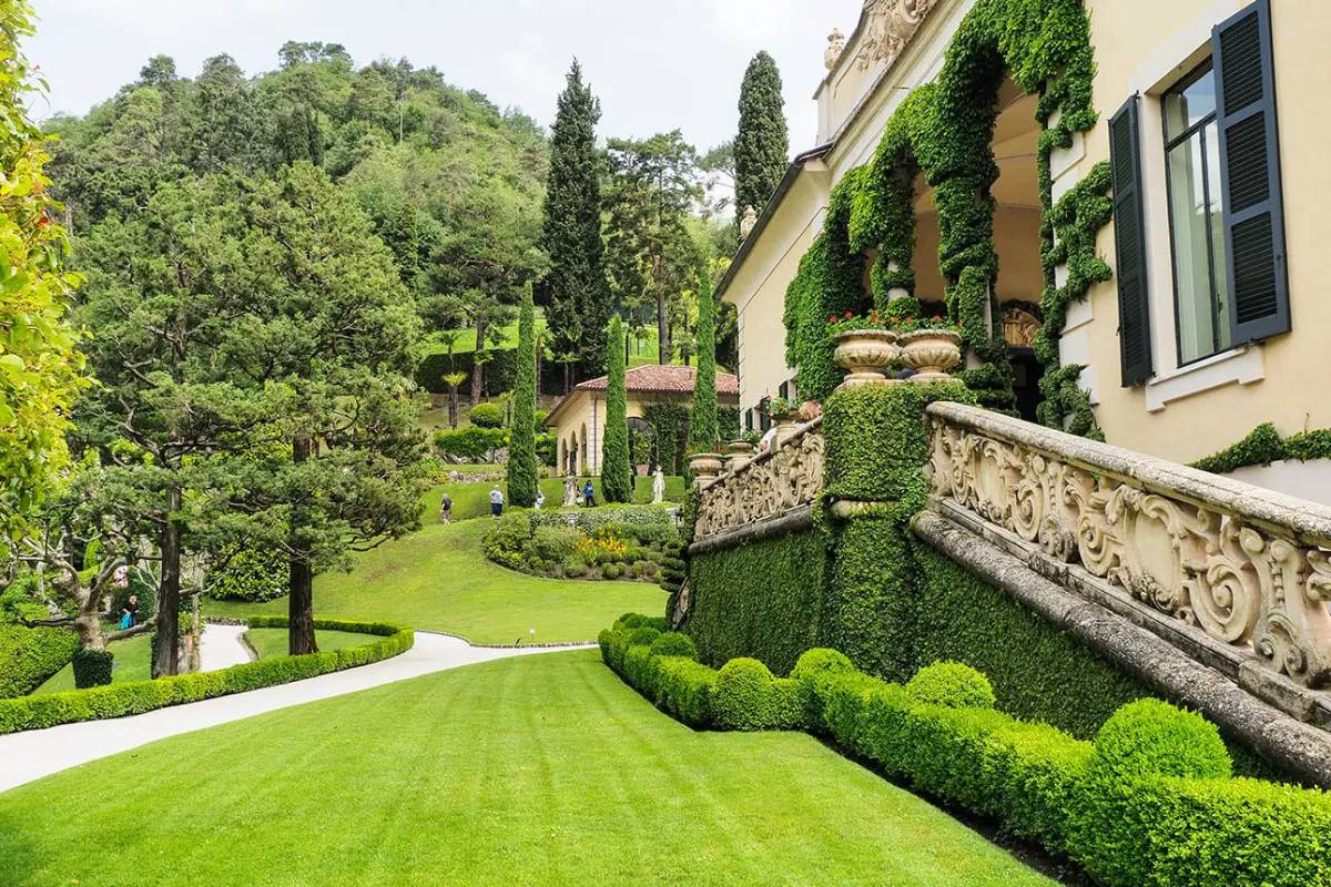 Vista della lussuosa Villa del Balbianello sul Lago di Como, immersa in giardini curati e con eleganti dettagli architettonici che riflettono il lusso esclusivo.